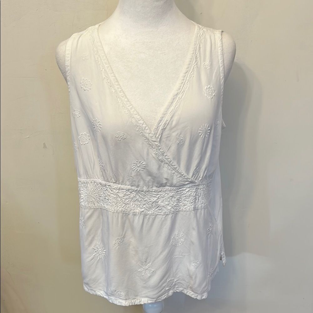 Nomadic Traders White Embroidered V neck Sleeveless blouse Size L EUC